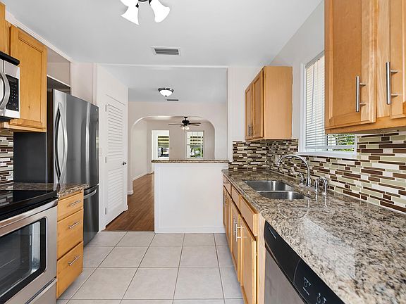 3rd image of 421 SW 8th St #1