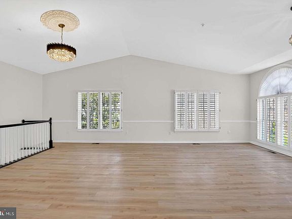 5th image of 906 Whispering Ridge Ln