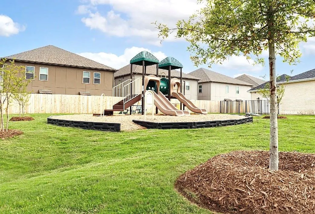 4 bed, 8.0 bath, 1770 sqft, $2,665 — Photo 4