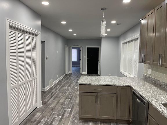 2nd image of 5506 N Sawyer Ave Floor 1