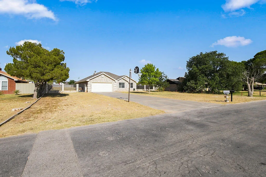 4 bed, 2.0 bath, 1839 sqft, $3,000 — Photo 2