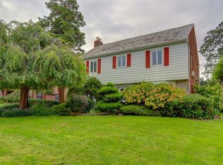 36 Overlook Rd, Great Neck, NY 11020