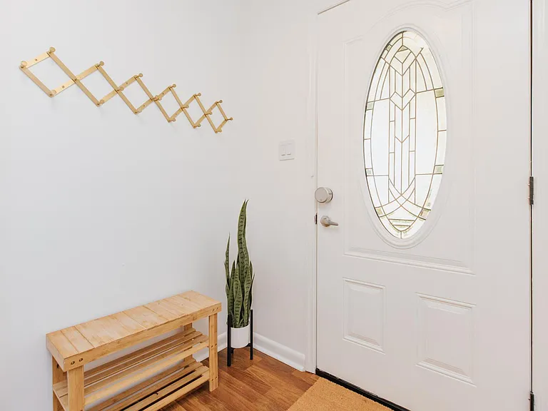 Entryway w/Welcome guide