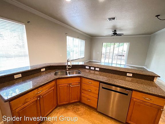 4th image of 531 Daniels Ave #531