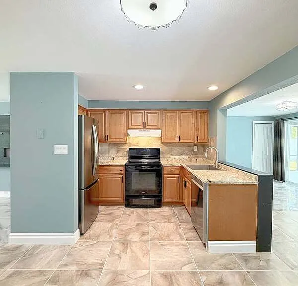 2055 Hyatt Dr — Photo 4