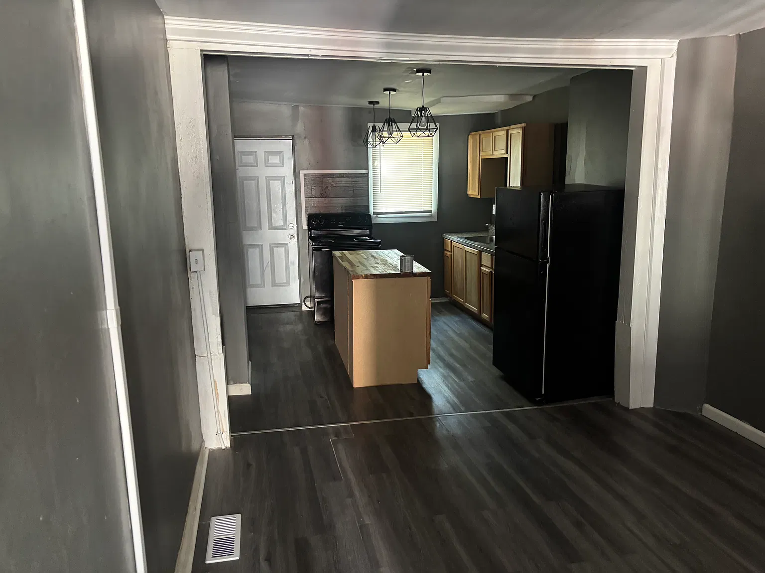 3 bed, 720 sqft, $1,350 — Photo 4