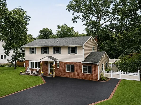 16 Firwood Dr, Farmingville, NY 11738