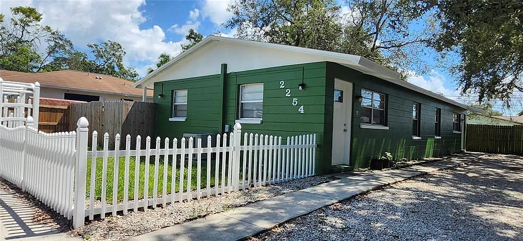 2 bed, 1.0 bath, 700 sqft, $1,700 — Photo 2