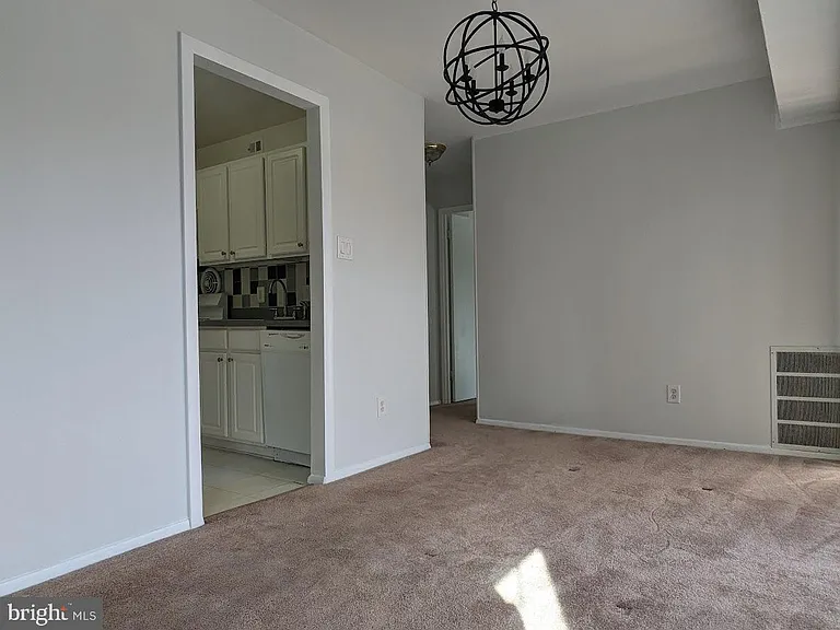 2903 Charing Cross Rd #7 — Photo 10