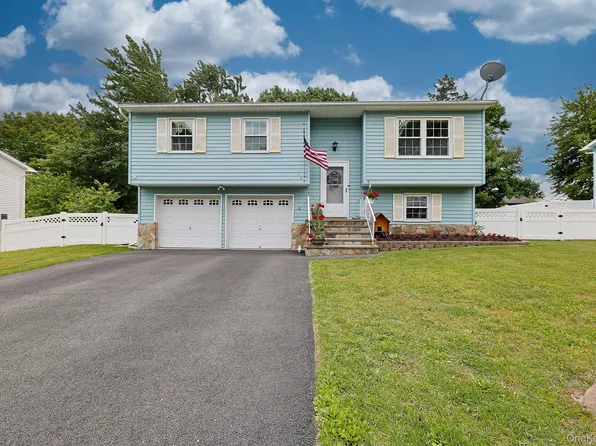 105 Bodle Circle, Maybrook, NY 12543