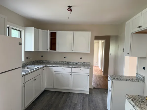 301 Forest View Ave, Elk Grove Village, IL 60007