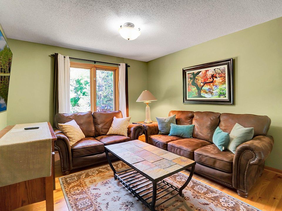 Cozy Family room, 65" Smart Roku TV.