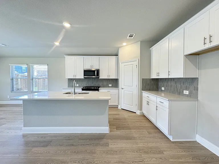 3713 Canyon Dr — Photo 2