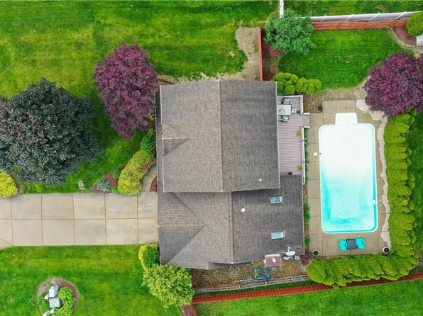 1208 Cedarwood Dr, Mineral Ridge, OH 44440