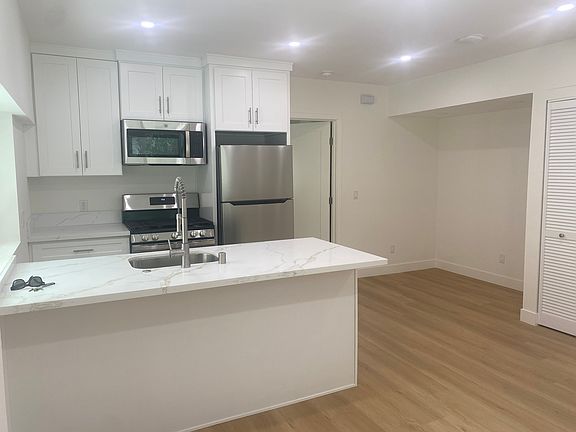 5th image of 1534 S Shenandoah St #18