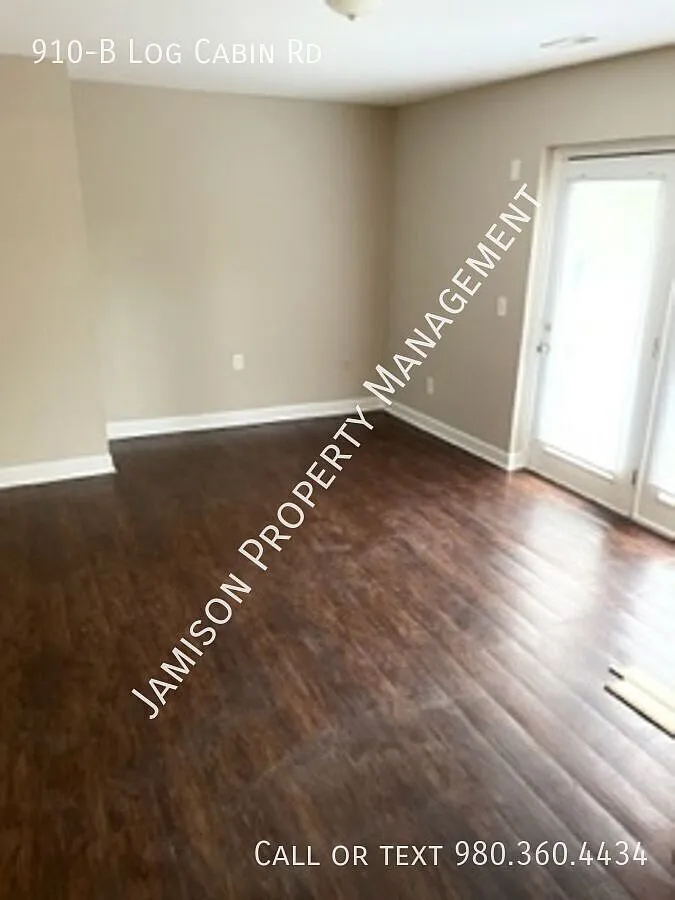 Clean & Fresh ready to move in! — Photo 1