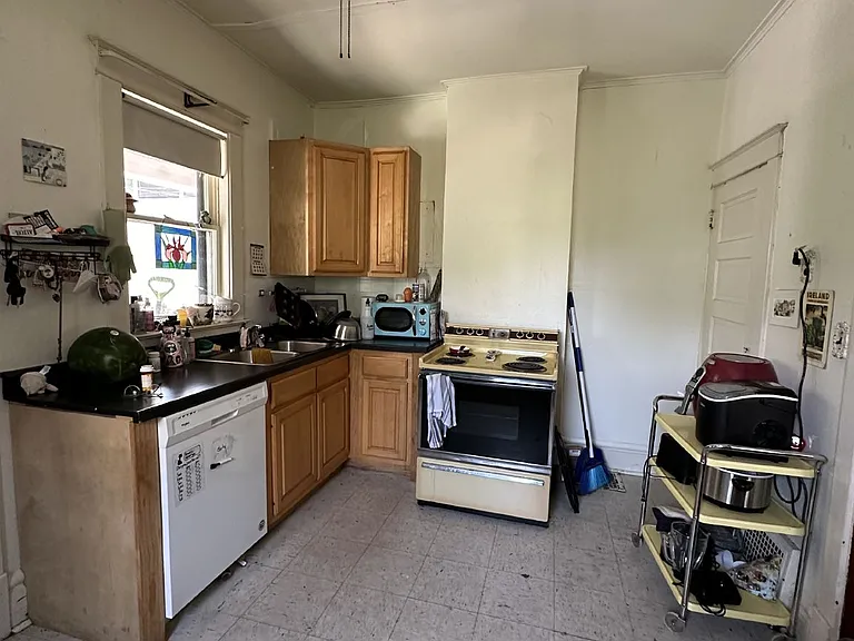709 5th Ave — Photo 8