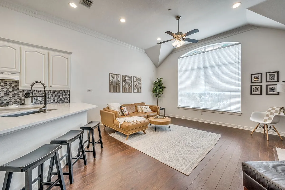 2 bed, 2.0 bath, 1422 sqft, $2,750 — Photo 3