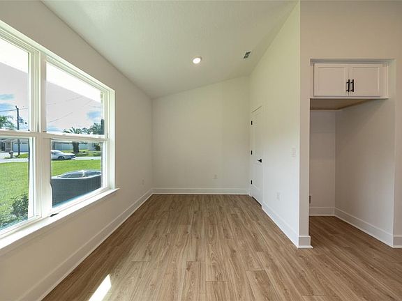 4th image of 33 FARNELL LANE