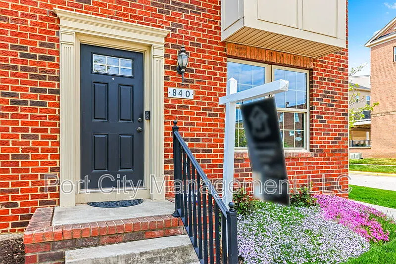 3 bed, 4.0 bath, 1901 sqft, $2,900 — Photo 2