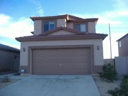 4 bed, 2200 sqft, $1,975 — Photo 2