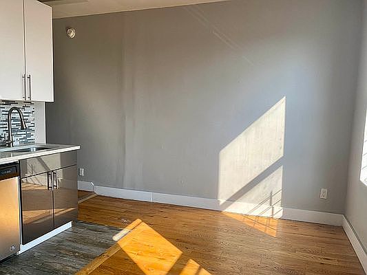 4th image of 623 Courtlandt Ave #113