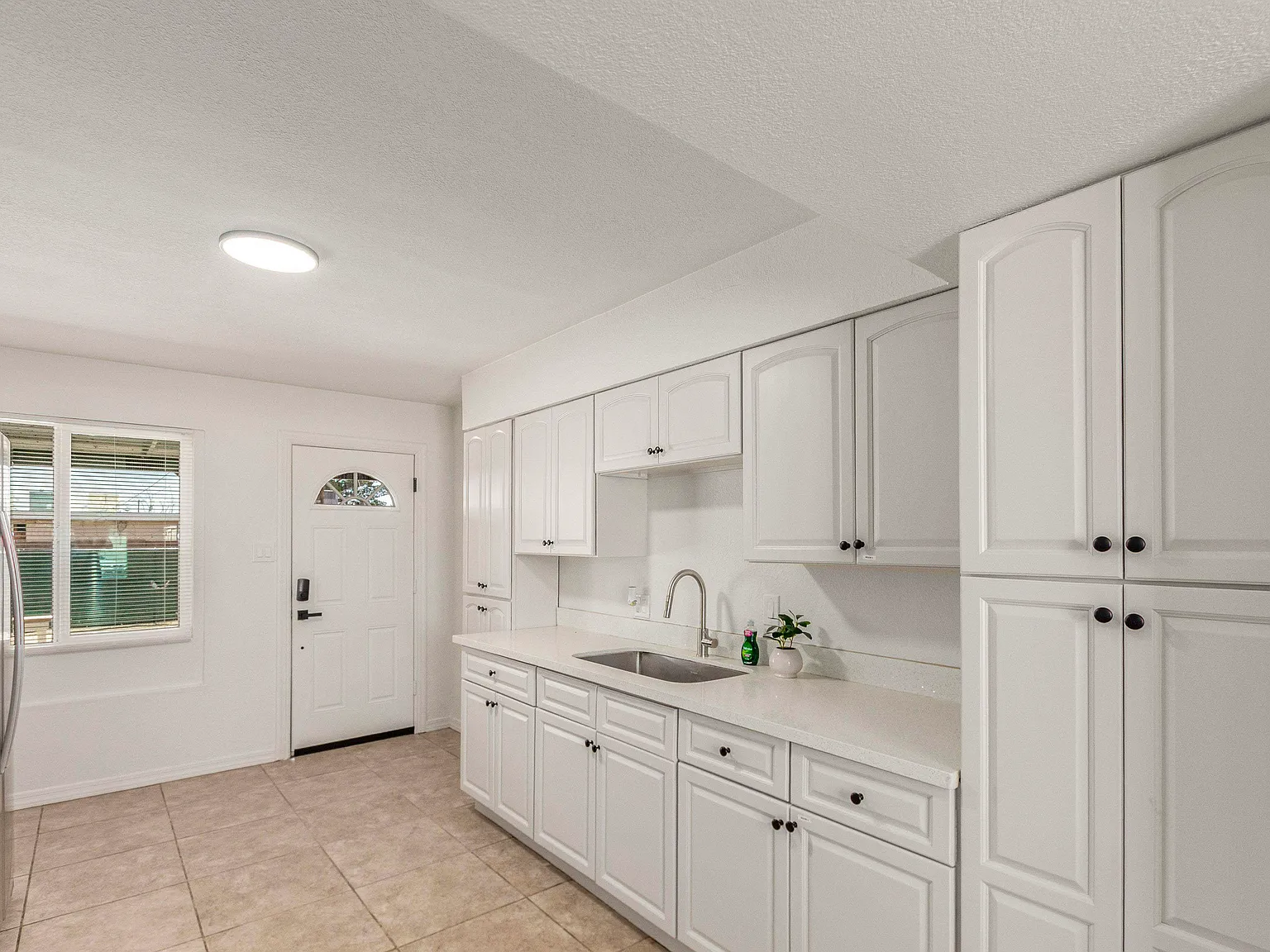 4 bed, 2.0 bath, 2500 sqft, $819 — Photo 2