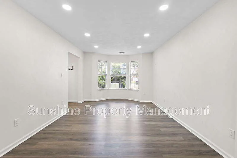 4 bed, 2.5 bath, 2200 sqft, $2,900 — Photo 2
