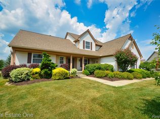 2092 Westview Ct, Lake Orion, MI 48360