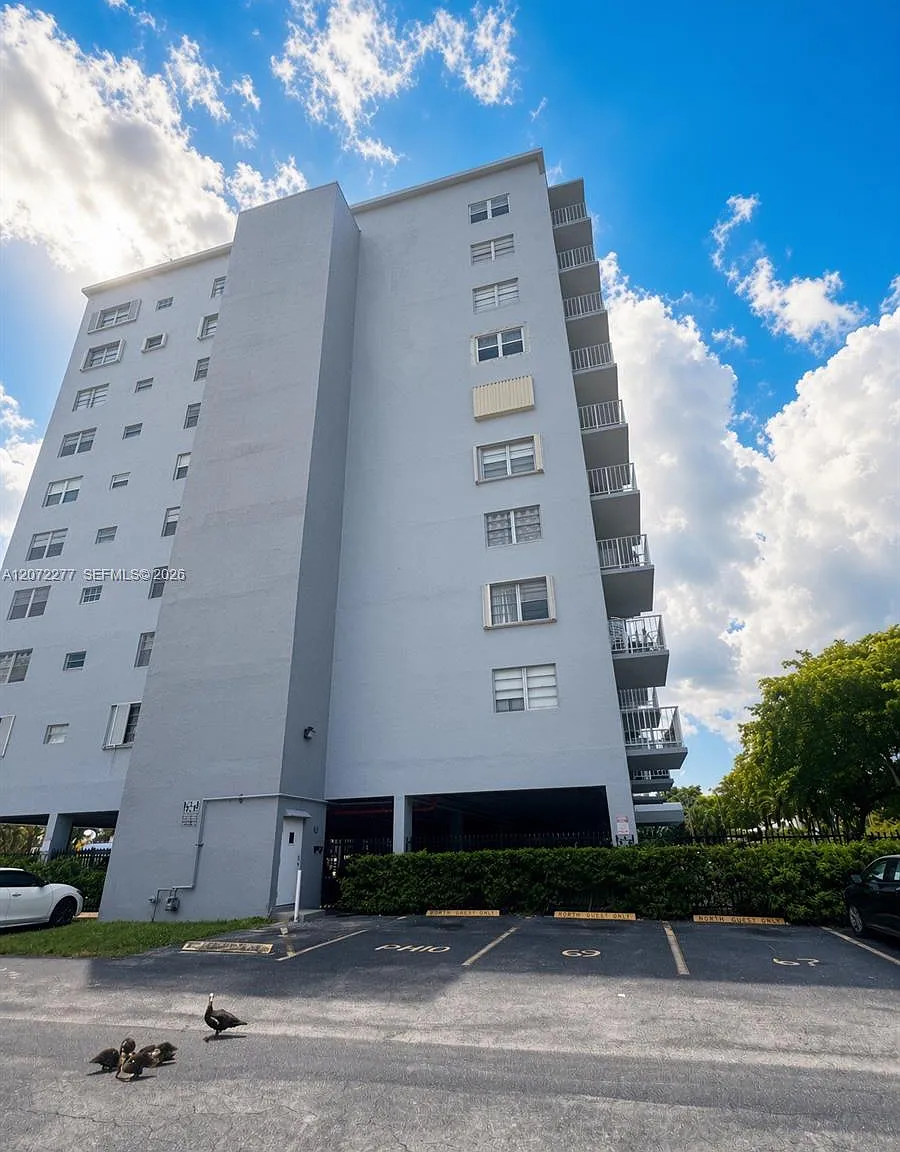 Three Horizons North Cond — Photo 1