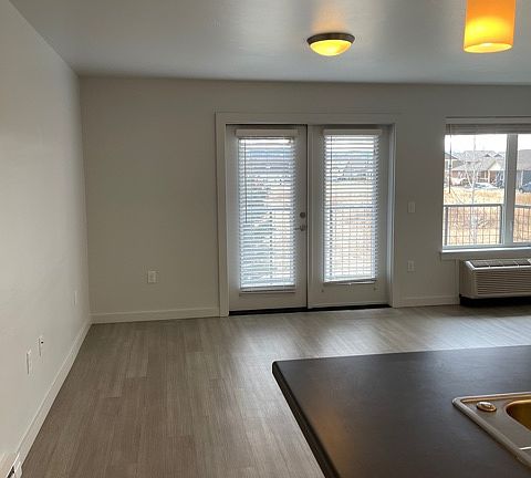 5th image of 3838 Blondie St #202