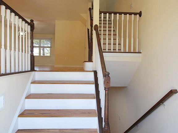 3rd image of 26 Carriage House Cir