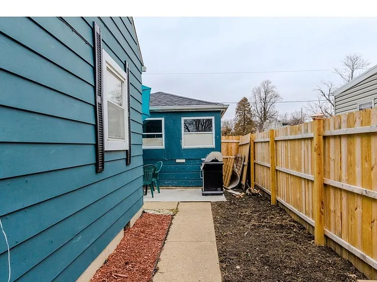 1016 Broadway Ave — Photo 9