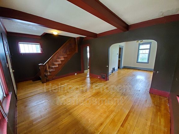 5th image of 922 N 13th Ave E