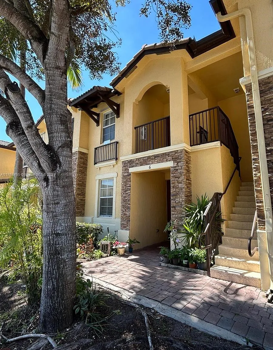 3 bed, 1150 sqft, $2,400 — Photo 2