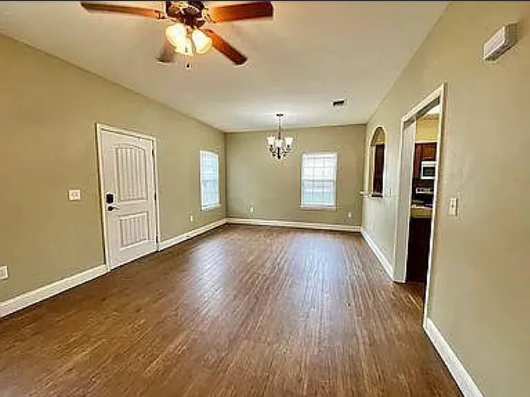 1100 Berry Rd — Photo 2