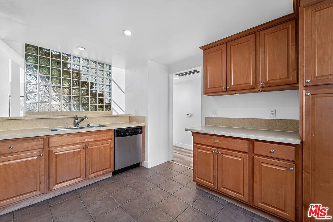 2 bed, 3.0 bath, 1390 sqft, $4,250 — Photo 4