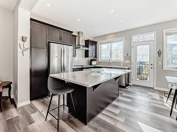 5th image of 615 Kingsmere Way SE