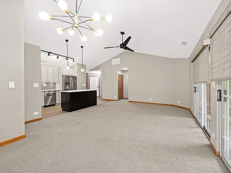 5S560 Paxton Dr #2H — Photo 10