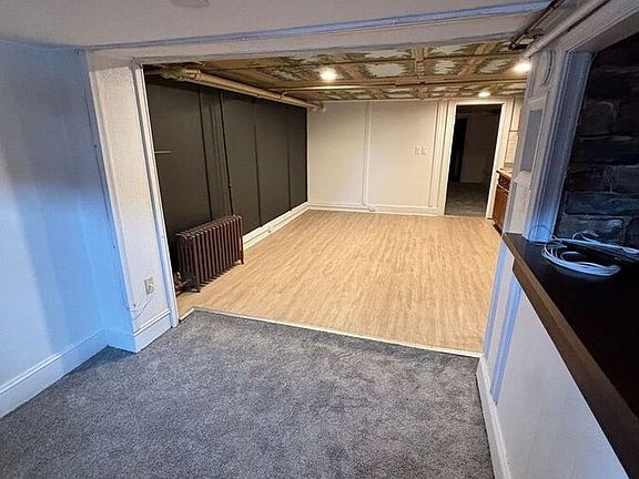 Entrance area, with view of living room