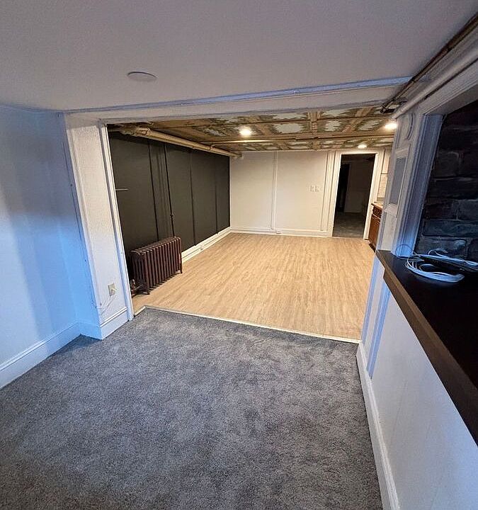 Entrance area, with view of living room