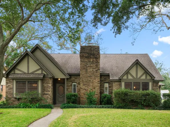 119 Sandalwood Drive, Lake Jackson, TX 77566