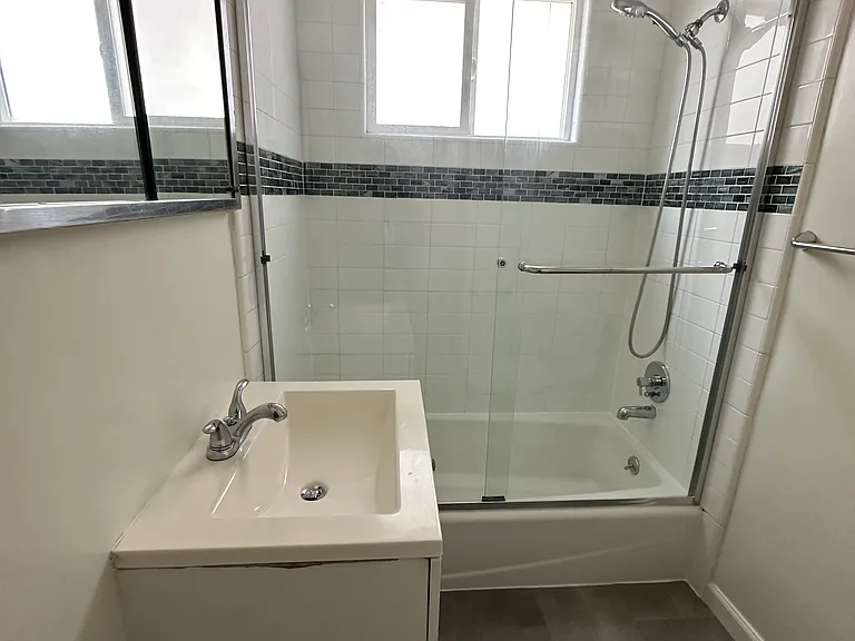 1530 Granville Ave #8 — Photo 8