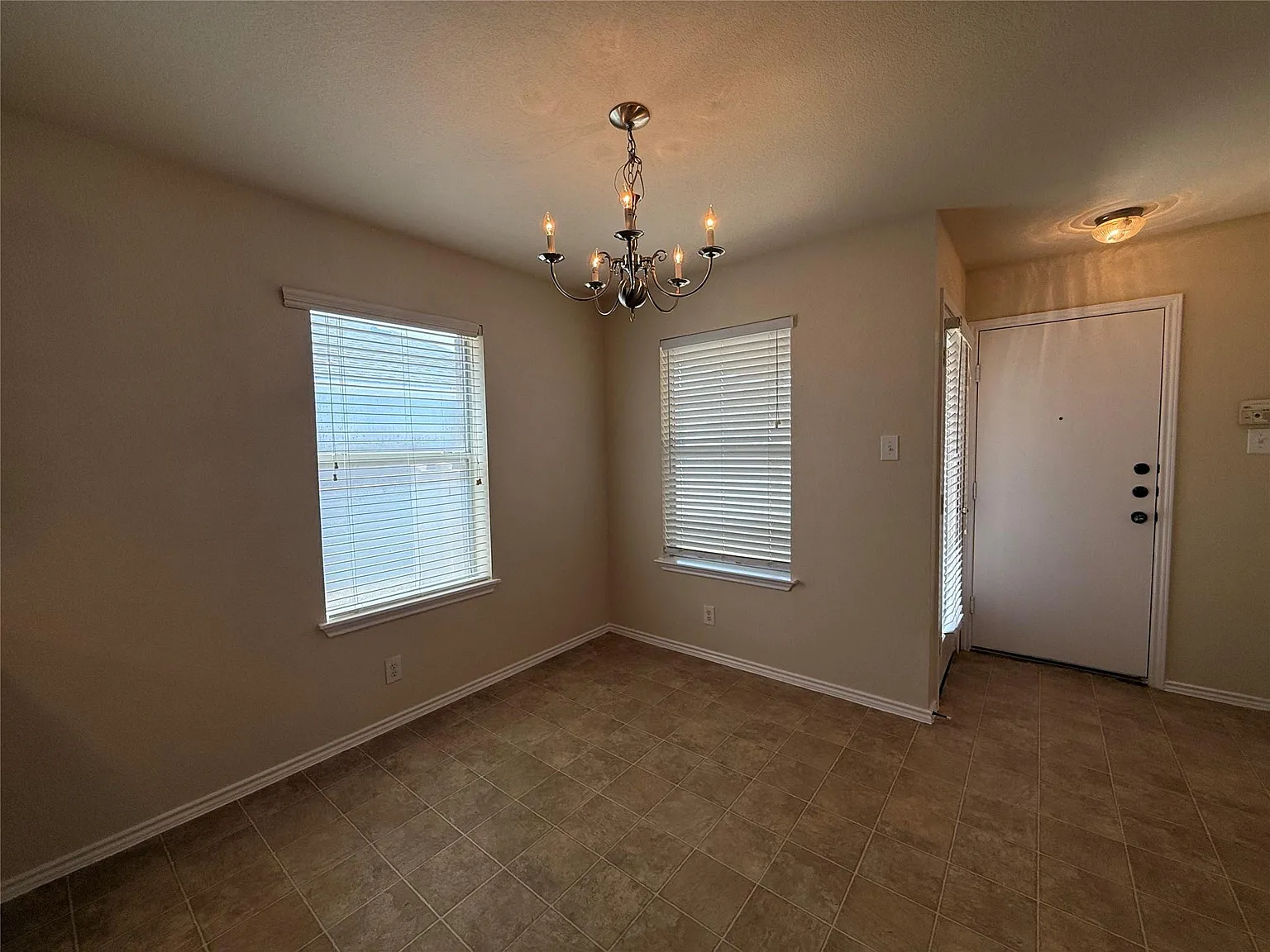 4 bed, 2.5 bath, 1965 sqft, $2,350 — Photo 4