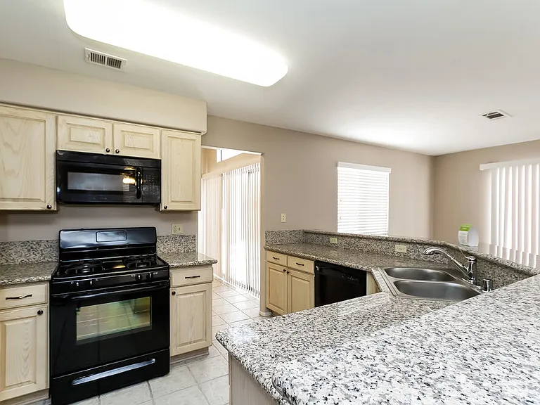 131 Monteen Dr — Photo 6