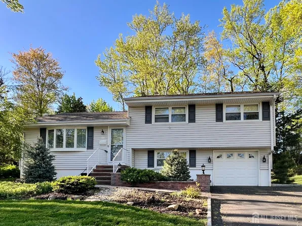 51 Salem Ct, Metuchen, NJ 08840