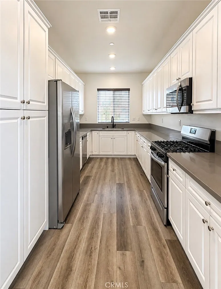 3 bed, 2.5 bath, 2251 sqft, $3,750 — Photo 4