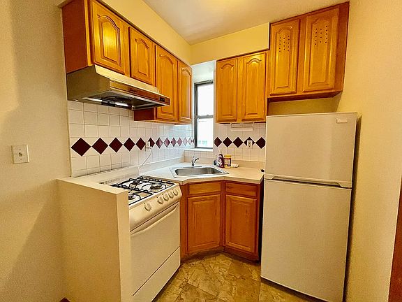 3rd image of 106 Mulberry St APT 32