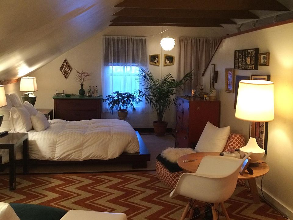 Living Room (Current tenant using for bedroom)