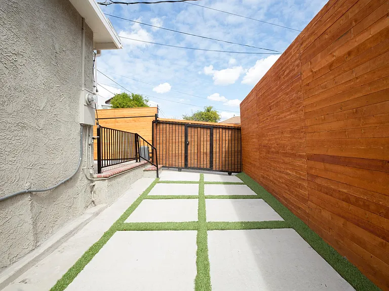 2210 Clinton St — Photo 19